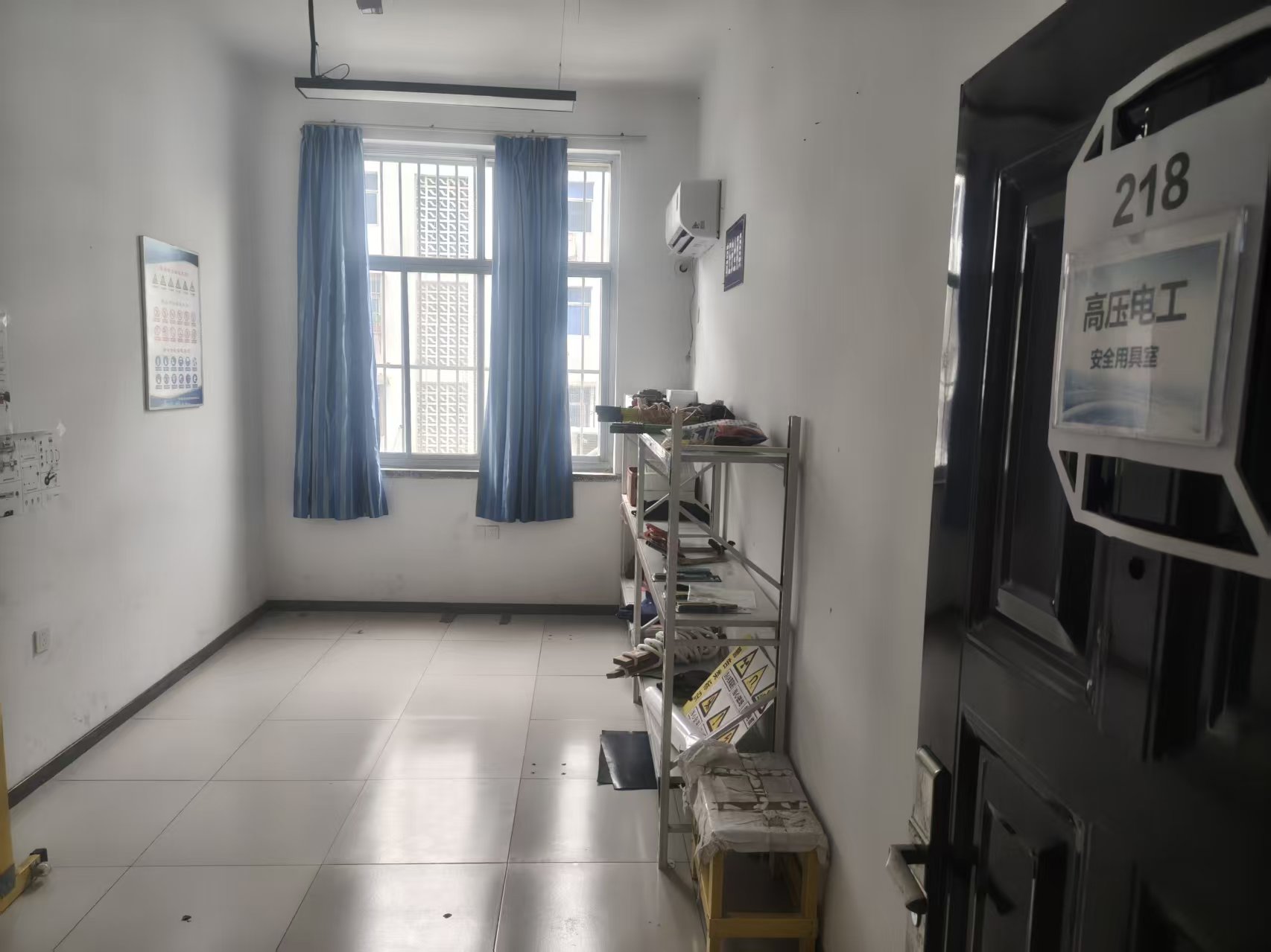 218 高压电工安全用具室